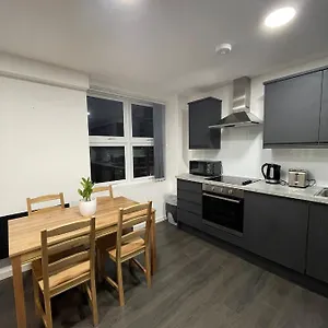 Apartment Charming Modern Near London Heathrow, Feltham