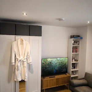 Homestay Heathrow Luxury, Feltham
