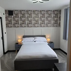 Guest house Double With Ensuite Bathroom, Feltham